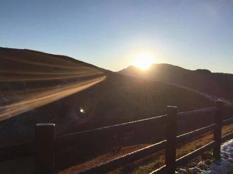 夕日と山 夕日と山の写真