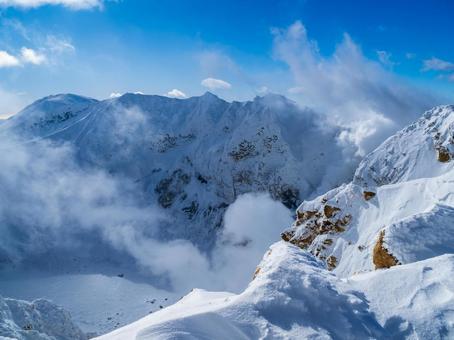 厳冬期の雌阿寒岳山頂火口 厳冬期の雌阿寒岳山頂火口の写真