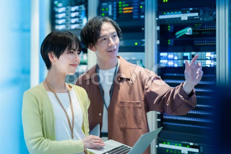 サーバーをメンテナンスするエンジニア エンジニア,サーバールーム,メンテナンスの写真素材