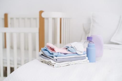 畳まれたベビー服やベビー用品 畳まれたベビー服やベビー用品 ベビー用品,人物無し,物撮りの写真素材