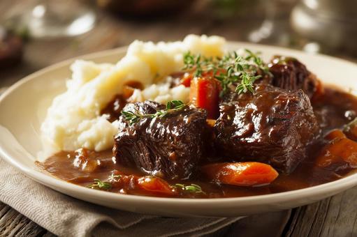 牛ほほ肉の赤ワイン煮込みとマッシュポテト 牛ほほ肉の赤ワイン煮込みとマッシュポテトの写真