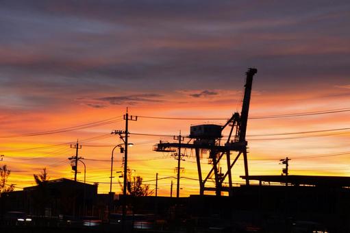 夕暮れのガントリークレーン 夕暮れのガントリークレーン 夕焼け,空,夕暮れの写真素材