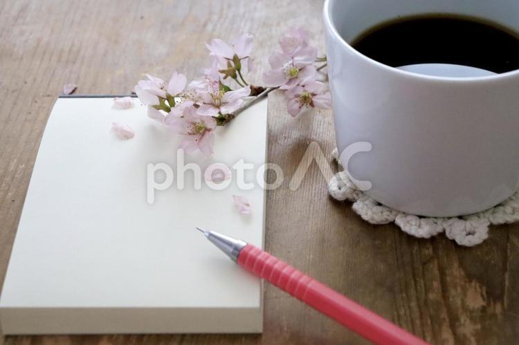 メモ帳とコーヒーと桜 メモ帳,コーヒー,桜の写真素材