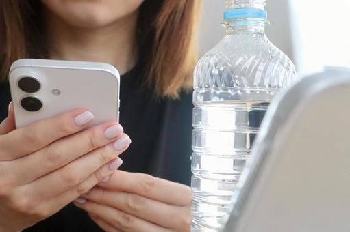 スマホを持つ女性 スマホ,女性,スマートフォンの写真素材