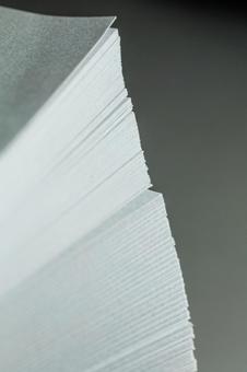 テーブルに積まれた白い用紙 紙,書類,ペーパーの写真素材