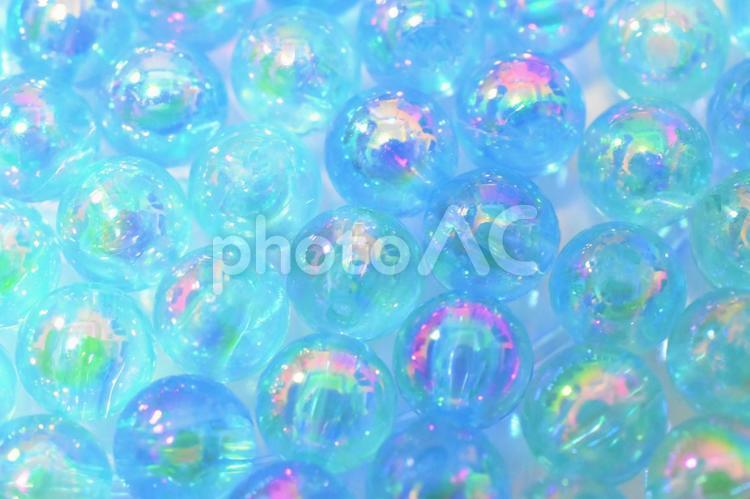 涼しげでカラフルなキラキラしたビーズ　青 ビーズ,涼しげ,キラキラの写真素材
