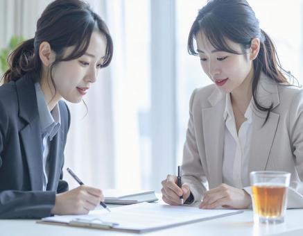 契約する女性 契約する女性の写真