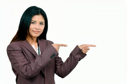 右側を指差して紹介するビジネスウーマン 右側を指差して紹介するビジネスウーマン 女性,ビジネスウーマン,働く女性の写真素材