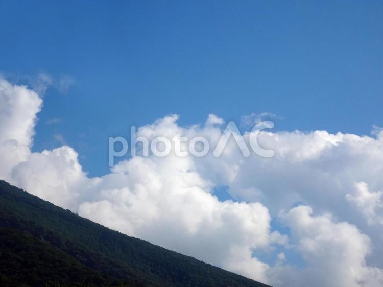 山の稜線と湧き立つ雲 空,雲,青の写真素材