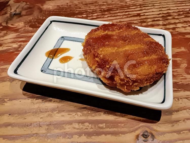 ソースをかけたコロッケ コロッケ,ソース,かけるの写真素材