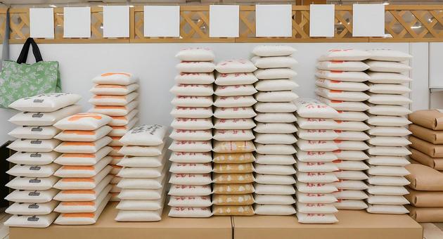 スーパーの売り場に積まれた備蓄米の米袋 スーパーの売り場に積まれた備蓄米の米袋の写真