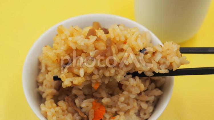 鶏五目ごはん・家庭料理（食べるシーン） 鶏五目ごはん,家庭料理,鶏五目の写真素材