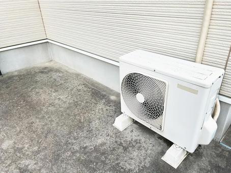 屋外に設置されたエアコンの室外機 屋外に設置されたエアコンの室外機 エアコン,ホワイト,取り付けの写真素材