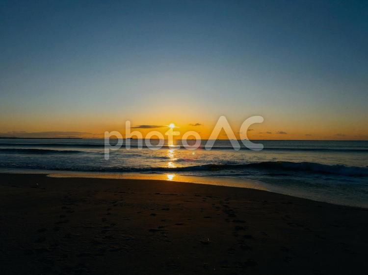 海の風景１ 海,漂流物,朝日の写真素材