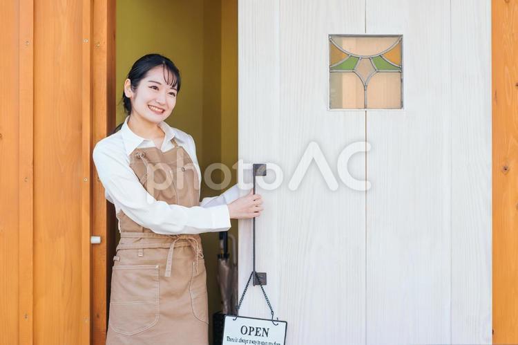 開店準備するカフェ・飲食店・レストランのスタッフ カフェ,飲食店,レストランの写真素材