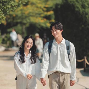 晴れた日に公園デートを楽しむ男女 晴れた日に公園デートを楽しむ男女の写真