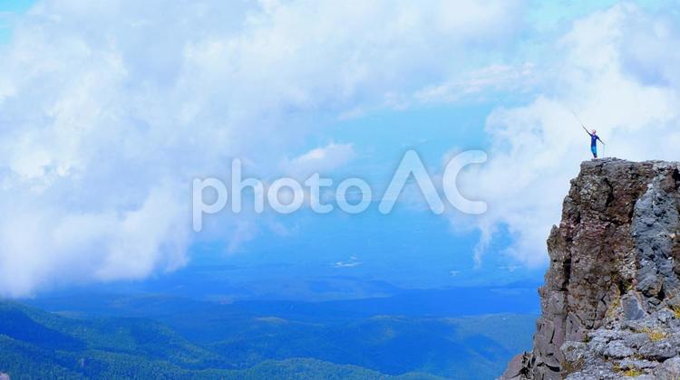 八ヶ岳の崖から魔法を唱える人 山,八ヶ岳,硫黄岳の写真素材