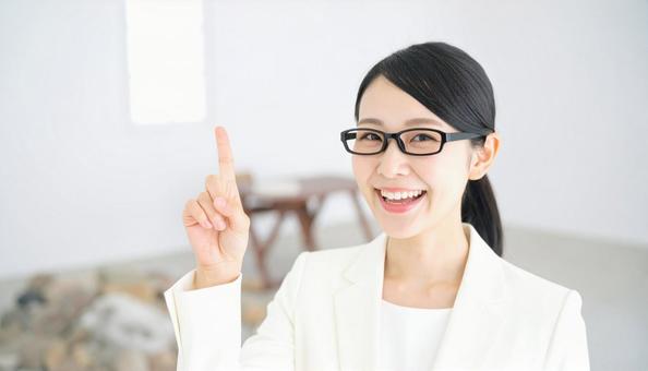 自信のある表情で指さすビジネス女性 自信のある表情で指さすビジネス女性の写真