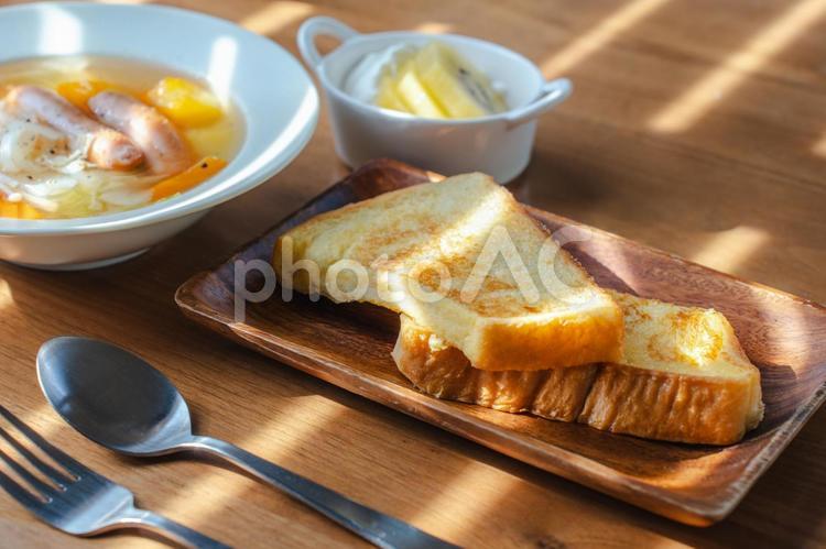 フレンチトーストとスープが並ぶ洋風の朝食 朝食,フレンチトースト,トーストの写真素材