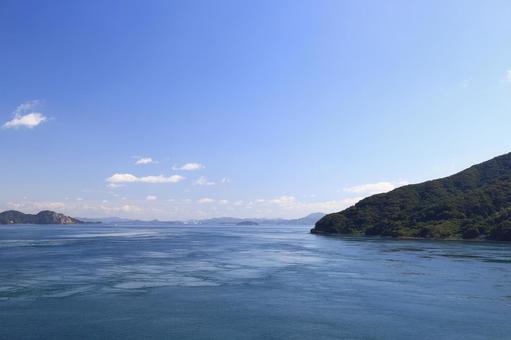 秋の空と瀬戸内海 秋の空と瀬戸内海の写真