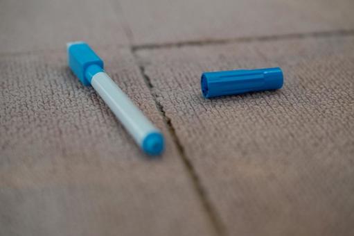 青いキャップのペンと絨毯 ペン,キャップ,マーカーの写真素材