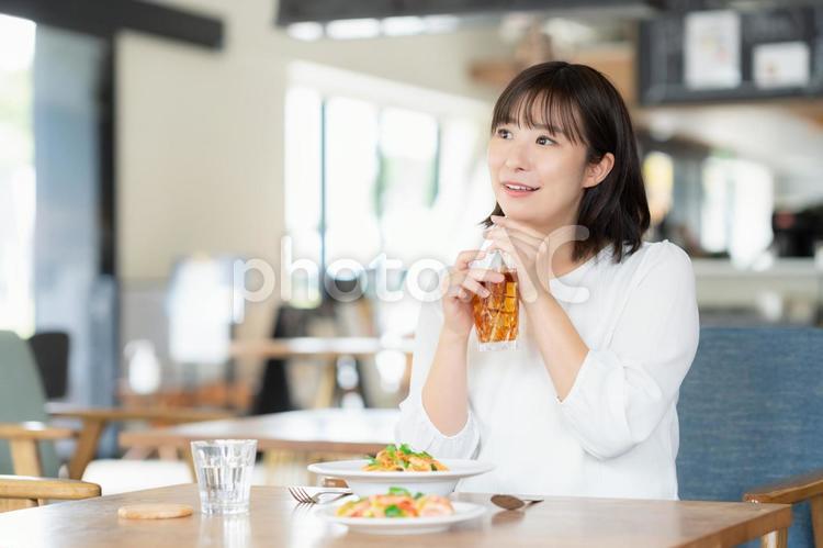 カフェでくつろぐビジネスウーマン カフェ,女性,ビジネスウーマンの写真素材