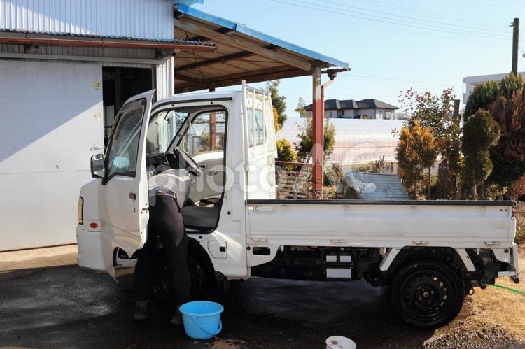 使われなくなった軽トラを掃除 洗車,荷台,修理の写真素材