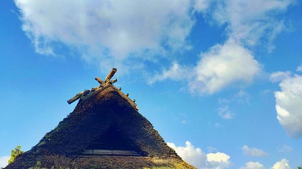 青空に浮かぶ雲と茅葺き屋根の頂点 青空,空,雲の写真素材