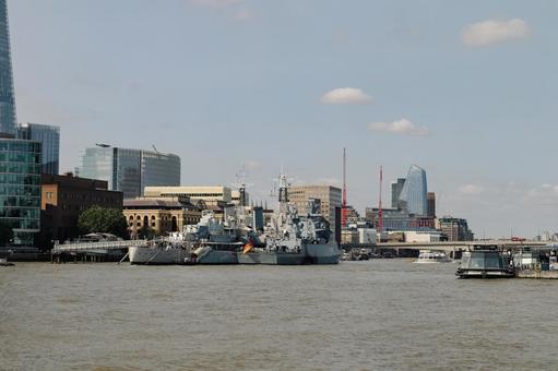 テムズ川に浮かぶ軍艦 テムズ川,ロンドン,イングラントの写真素材