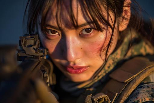 自国の安全を守るため活動する女性自衛隊員の写真