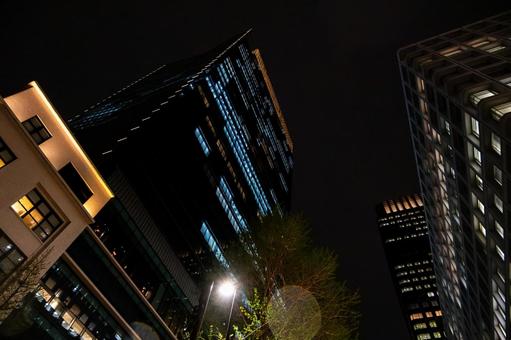 下から見上げた夜のオフィス街 都会,建物,夜景の写真素材