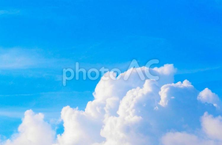 もくもく真夏の入道雲のイメージ素材 入道雲,もくもく,夏空の写真素材