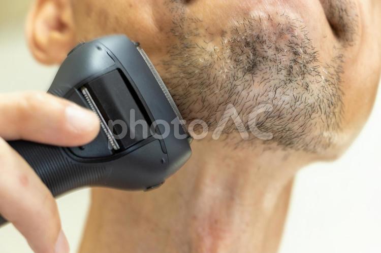 電気シェーバーで顎のひげを剃る 剃る,男性,人物の写真素材