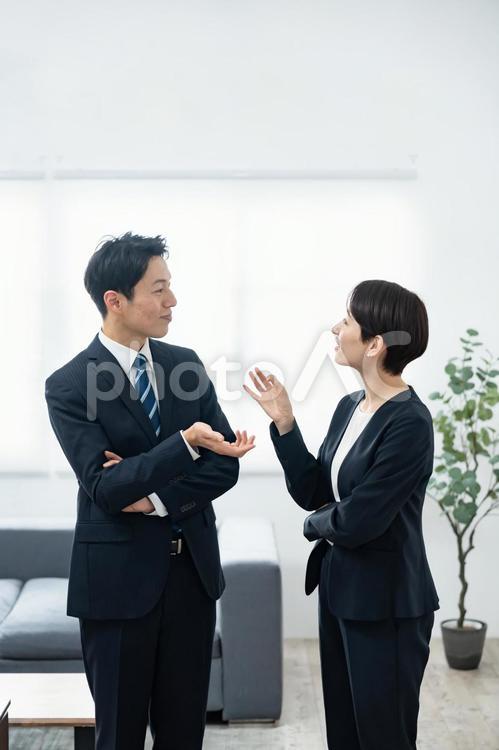 話すビジネスマン 男性,会議,人物の写真素材