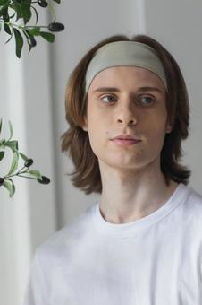 ヘアバンドをした男性の写真