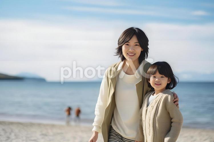 夏の贈り物 海,子供,母親の写真素材