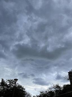 神田川9月：夏の終わりの曇り空 縦 曇り,空,雲の写真素材