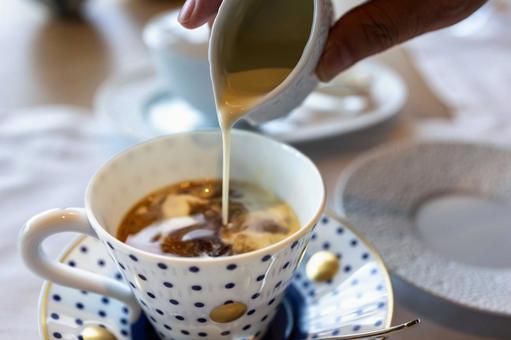 コーヒーにミルクを入れる コーヒーにミルクを入れる コーヒー,珈琲,ミルクの写真素材