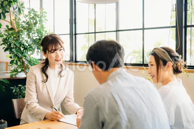夫婦と打ち合わせするビジネスウーマン 相談,カウンセリング,ミーティングの写真素材
