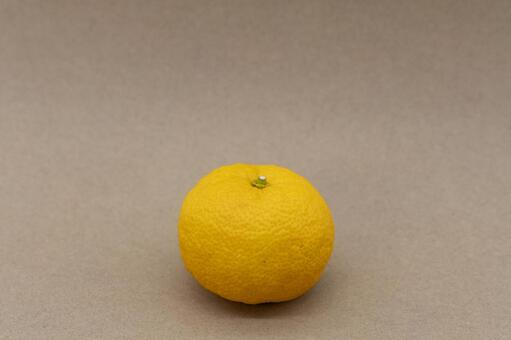 柚子と薄茶色の背景 柚子,柑橘類,果実の写真素材