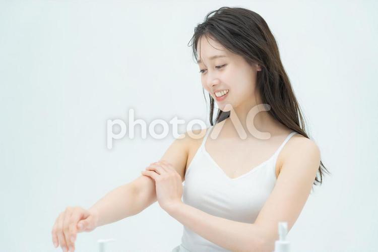 肌の状態を触って確かめる女性  美人,女性,スキンケアの写真素材