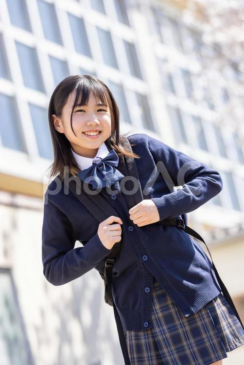 春の校舎と笑顔の学生 女子学生,学生,制服の写真素材