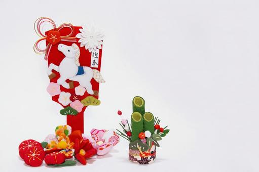 白馬の飾りの羽子板と門松とちりめんの花と 年賀状背景,午,羽子板の写真素材