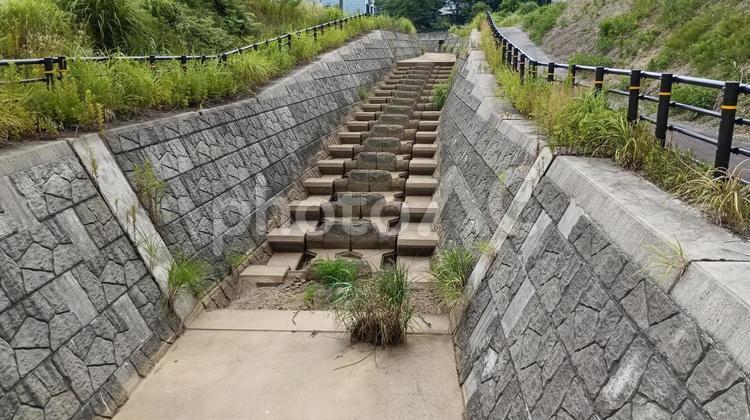 水の枯れた用水路 用水路,景色,コンクリートの写真素材