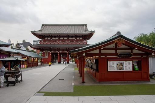 朝の浅草寺 朝の浅草寺 浅草寺,浅草,境内の写真素材