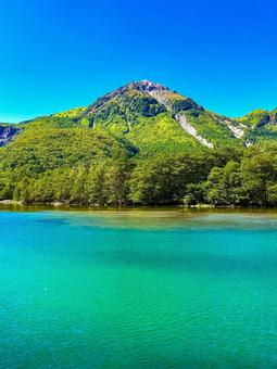 大正池からの焼岳 大正池からの焼岳 焼岳,北アルプス,長野の写真素材