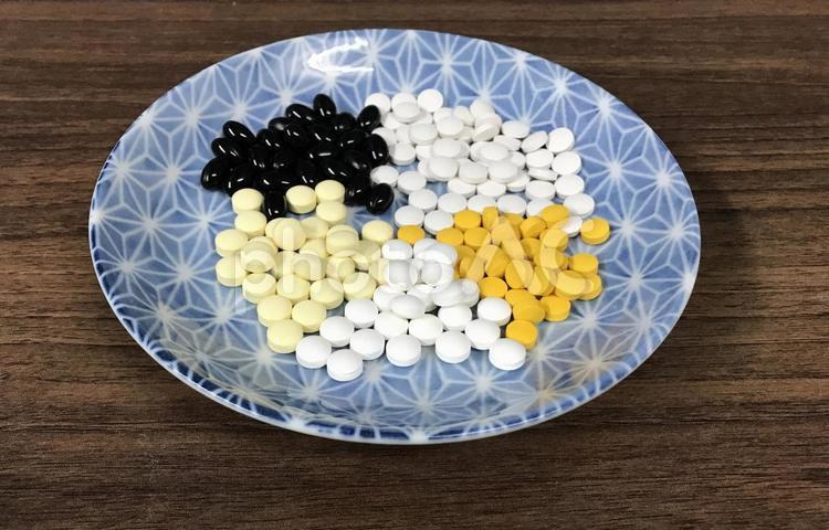お皿に乗せた沢山のサプリメント サプリメント,飲み薬,錠剤の写真素材