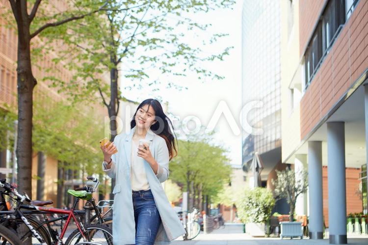 スマホで音楽を聞きながら歩く日本人女性5 女性,日本人,アジア人の写真素材