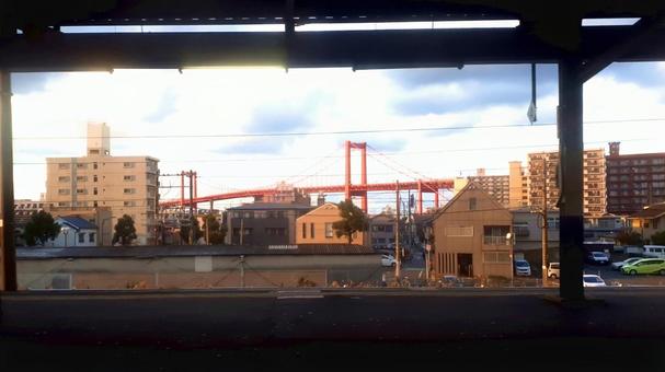 夕焼けに映える都市と赤い橋 夕焼けに映える都市と赤い橋 駅,都市景観,橋の写真素材