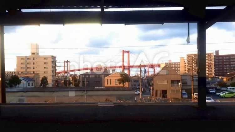 夕焼けに映える都市と赤い橋 駅,都市景観,橋の写真素材